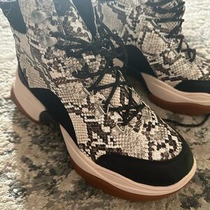 Kenneth Cole New York 

Women's Maddox 2.0 Hiker Goretex Sneakers